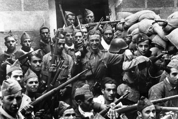 Советский кинооператор (впоследствии - выдающийся кинорежисер-документалист) Роман Кармен (1906-1978) (в центре) среди бойцов испанской республиканской армии. 1936 г.