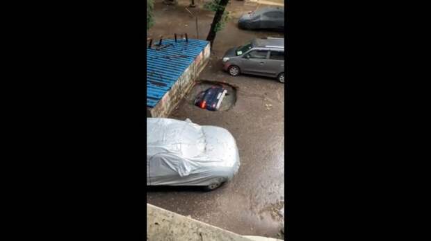 _Индия_катастрофа-1024x576 В Индии муссонные ливни «похоронили» автомобиль (Видео)