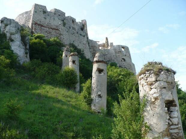 Остатки Нижнего замка, где располагались войска (Spissky Hrad Castle, Словения). | Фото: slovenskehrady.sk.