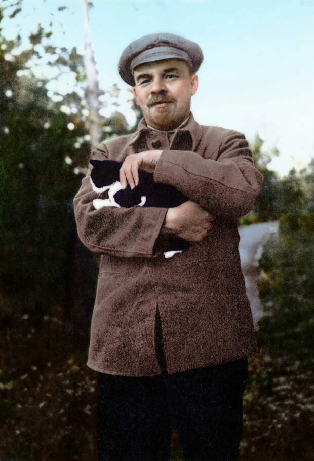 Lenin-with-cat-1922.jpg