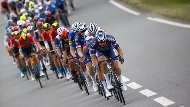 RTL: полиция арестовала болельщицу, из-за которой произошёл завал на «Тур де Франс»