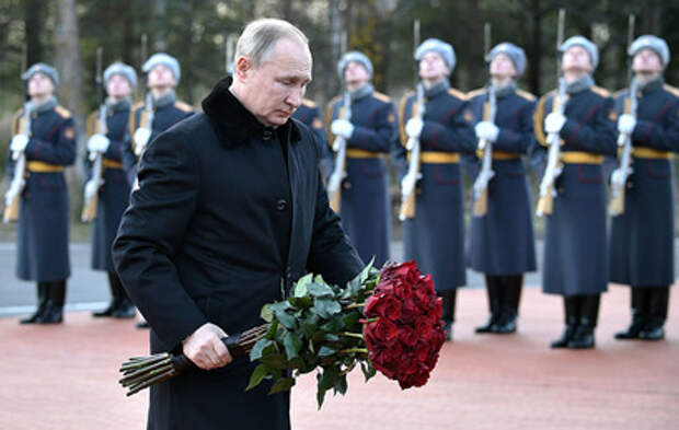 Путин почтил память погибших на Невском пятачке