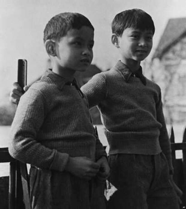 Принц Пумипон со своим братом принцем Анандой на школьном дворе в Лозанне, Швейцария, в марте 1935 года
