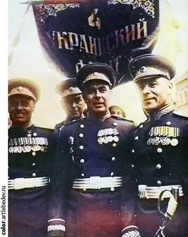 Леонид Брежнев на параде в 1945 году. Леонид Брежнев на параде в 1945 году.