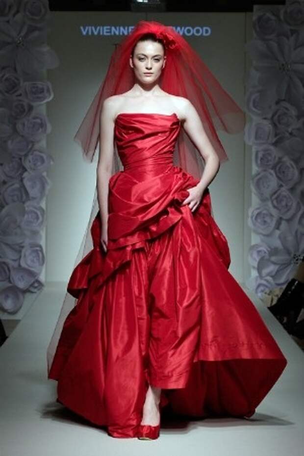 Vivienne-Westwood-red-bridal-dress-at-Luxury-Wedding-Show