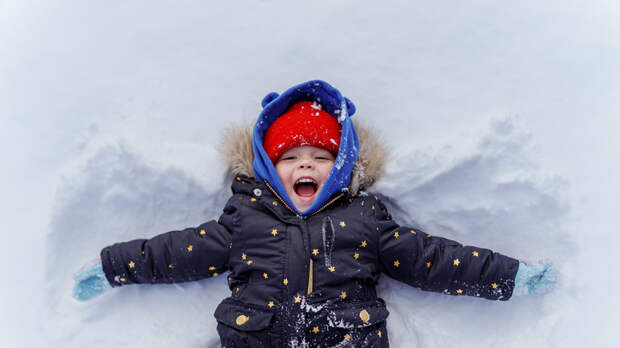 Педиатр Бережанский рассказал, как правильно одеть ребёнка на прогулку в мороз