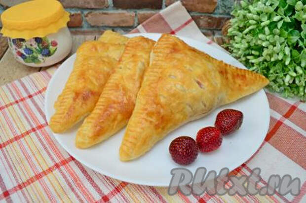 Слойки с клубникой и творожным сыром