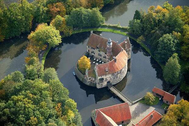12 замечательных замков на воде