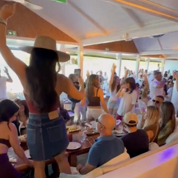 Танец жены миллиардера Безоса в мини-юбке попал на фото