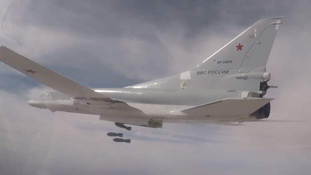 В полёте Ту-22М3 - российский дальний сверхзвуковой ракетоносец-бомбардировщик с крылом изменяемой стреловидности.