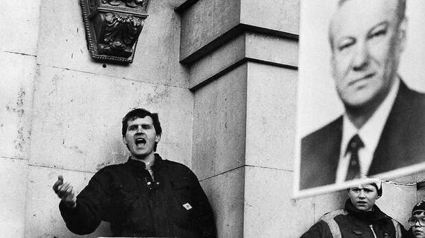 15 марта 1990 года была отменена статья 6 Конституции о главенствующей роли партии. Во многом решение было спровоцировано прошедшими митингами. Вместе с отменой статьи были приняты поправки, допускающие многопартийность, вводящие институт президентства в СССР. Первым президентом СССР был избран Михаил Горбачев. Прошли выборы народных депутатов союзных республик и в местные Советы народных депутатов. Председателем Верховного Совета РСФСР был избран  Борис Ельцин 