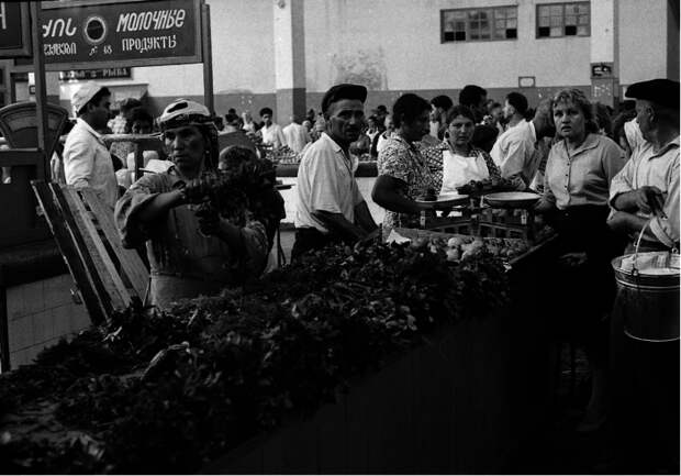 Торговля на рынке. СССР, Тбилиси, 1963 год.