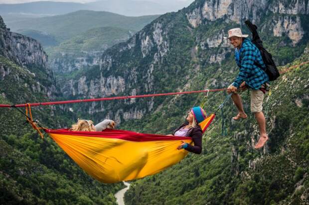 Группа экстремалов Led Zipline на высоте 300 метров от земли, на тросе, протянутом через Вердонское ущелье (провинция Прованс, Франция). Фото: Alexandre Buisse / Caters News