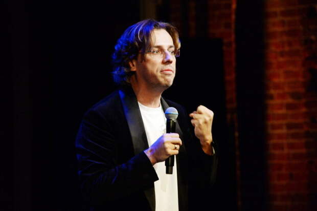 Максим Галкин* получил порцию нелестных комментариев после обысков у старшего брата Дмитрия. Он заявил, что "счастлив", и закрыл комментарии.-2