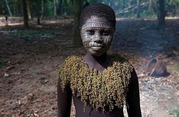 Соседи сентинельцев - племя джарава - тоже все еще живут в каменном веке. Обитают туземцы на островах Южный и Средний Андаман (Индия).
