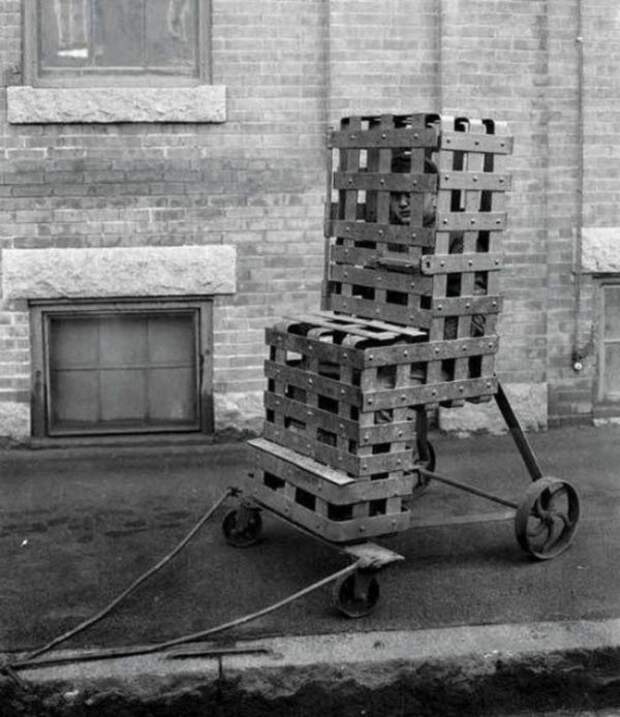 Стул для бродяги (Tramp chair), 1900–е годы, США «Стул для бродяги» – устройство для полной изоляции одного человека, используемое американской полицией, как легкая форма пытки и публичного унижения. вещи., время, история, люди, фото