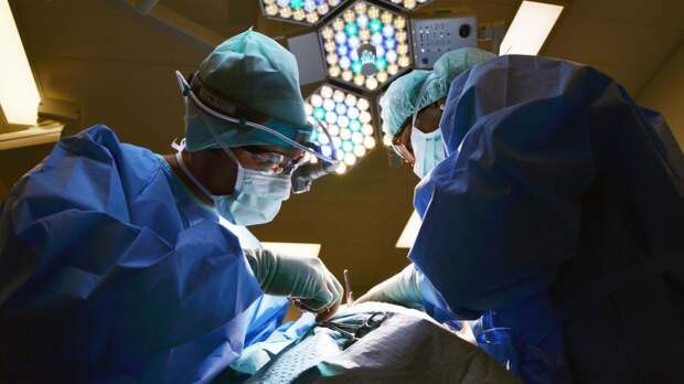 Донецкие врачи спасли пациента, проведя операцию в бронежилетах и касках