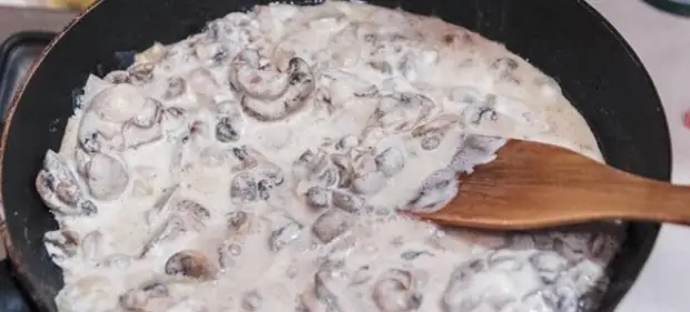 жареные шампиньоны с луком и сметаной