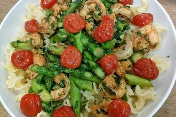 Фото к рецепту: Паста со спаржей и креветками (pasta con asparagi)