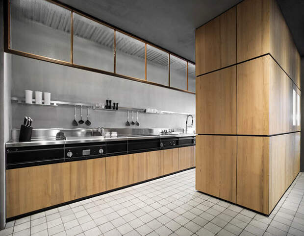 Кухня в цветах: черный, серый, светло-серый, коричневый, бежевый. Кухня в стиле лофт.