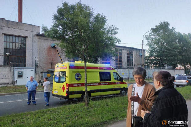 Байкер умер в ДТП на юго-западе Петербурга. «Ямаха» не успела затормозить перед «Рено»