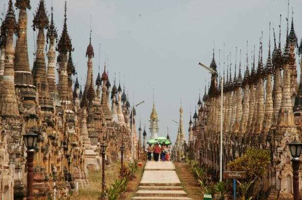 Главная дорожка приведет к центральной Пагоде Какку (Деревня Па-О, Мьянма). | Фото: renown-travel.com.