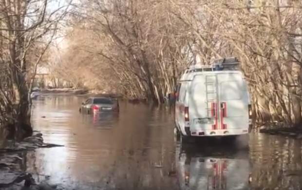 В Новосибирской области девушка утопила свой автомобиль в луже