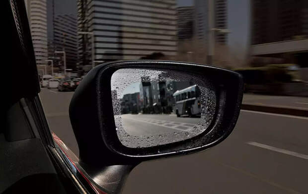 Японская пленка-невидимка не даст каплям дождя оставаться на боковых зеркалах