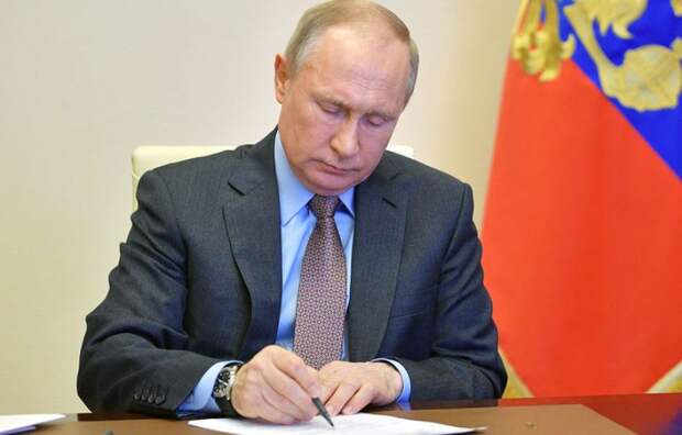 Путин подписал закон о признании ветеранами всех работающих на Украине специалистов Путин подписал закон о признании ветеранами всех работающих на Украине специалистов