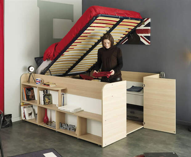 Кровать-кладовка для небольшой спальни