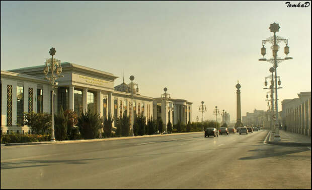 Слева - Туркменский государственный университет им. Махтумкули, справа - президентский дворец Огузхан.
