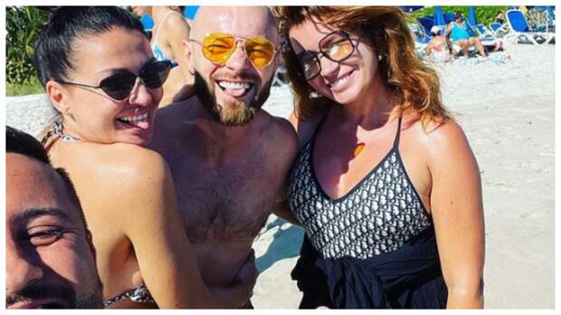(Фото) Влад Яма с женой показали языки на пляже в Майами: узнаете кто вторая пара?