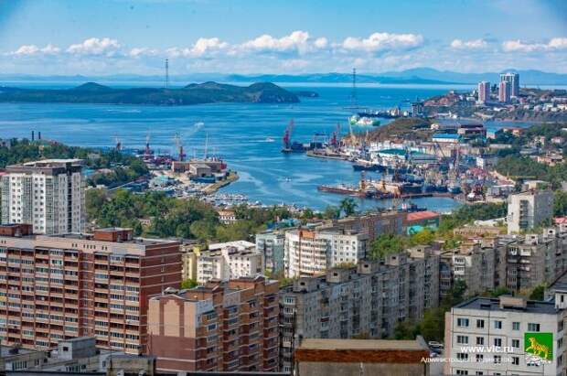 Во Владивостоке обрушилась часть железнодорожного моста
