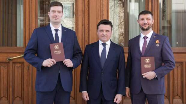 Глава Подмосковья поздравил ветеранов СВО с получением дипломов МГИМО