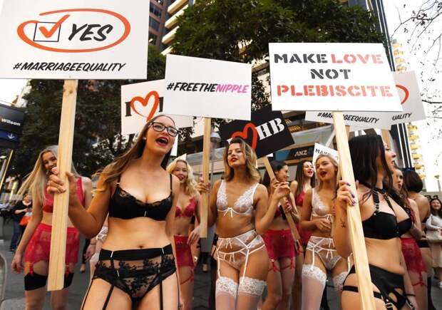 Полуголые австралийки призывают голосовать за однополые браки