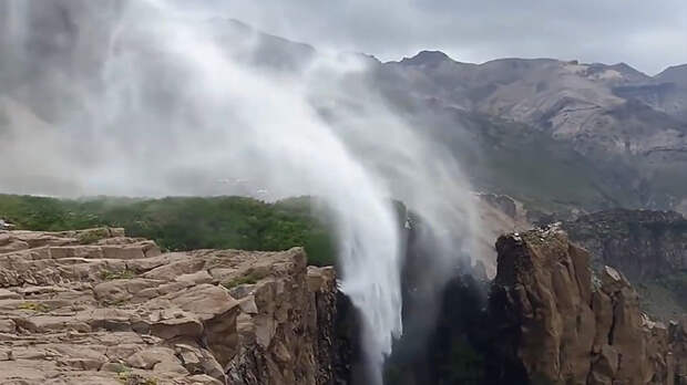 Неправильные водопады снизу вверх — 5 невероятных явлений, которые стоит посмотреть