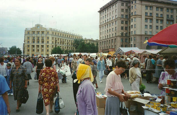 Челябинск. Рынок на Площади Революции. 1990-е гг.