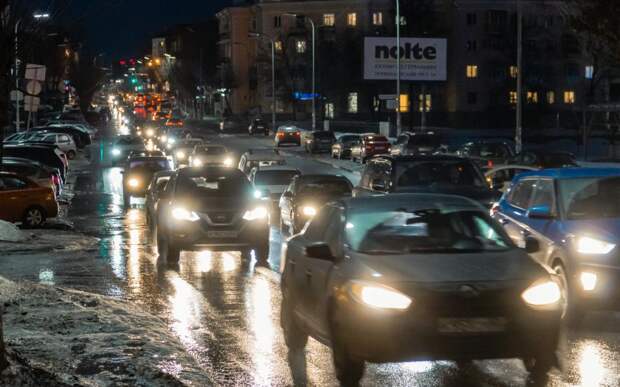 Рязанские автомобилисты встали в 10-балльные пробки из-за метели и аварий