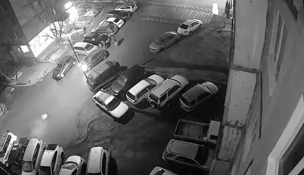 Во Владивостоке таксист-мигрант наехал на пассажиров после ссоры