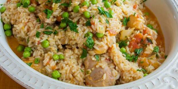 Курица, тушенная с рисом, зелёным горошком и белым вином Курица, тушенная с рисом, зелёным горошком и белым вином