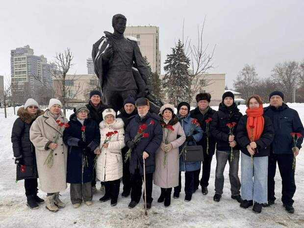 Артем Каримов у памятника деду – Фатиху Кариму: Он не смог допеть свою песню до конца