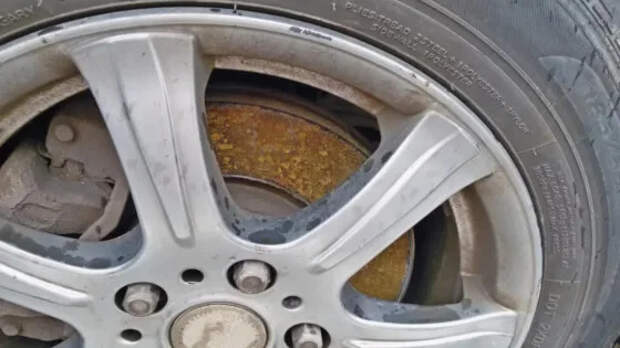 Почему на автомобиле ржавеют тормозные диски, и как их восстановить