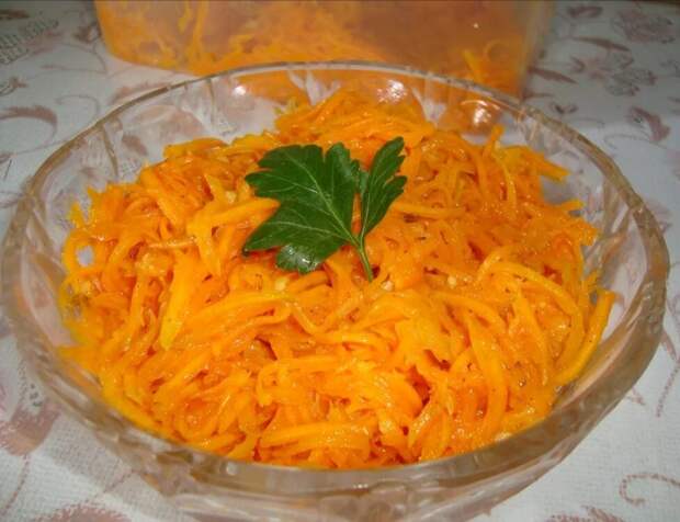 Корейцы, конечно, будут в шоке от такого рецепта! 😄 Но это очень вкусно! Такую закуску едят даже те, кто не любит тыкву. Попробуйте приготовить тыкву по-корейски и убедитесь в этом сами.