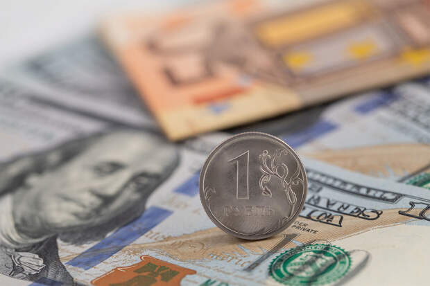 Аналитик Шнейдерман оценил вероятность девальвации рубля в феврале