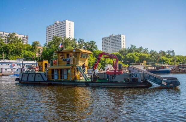 Коммунальный флот из Капотни выловил 100 тонн мусора в Москве-реке