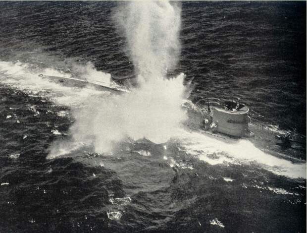 Немецкая подводная лодка U-196 под атакой американского противолодочного самолёта PBY «Каталина». 8 марта 1943 г. Великая отечественая война, архивные фотографии, вторая мировая война