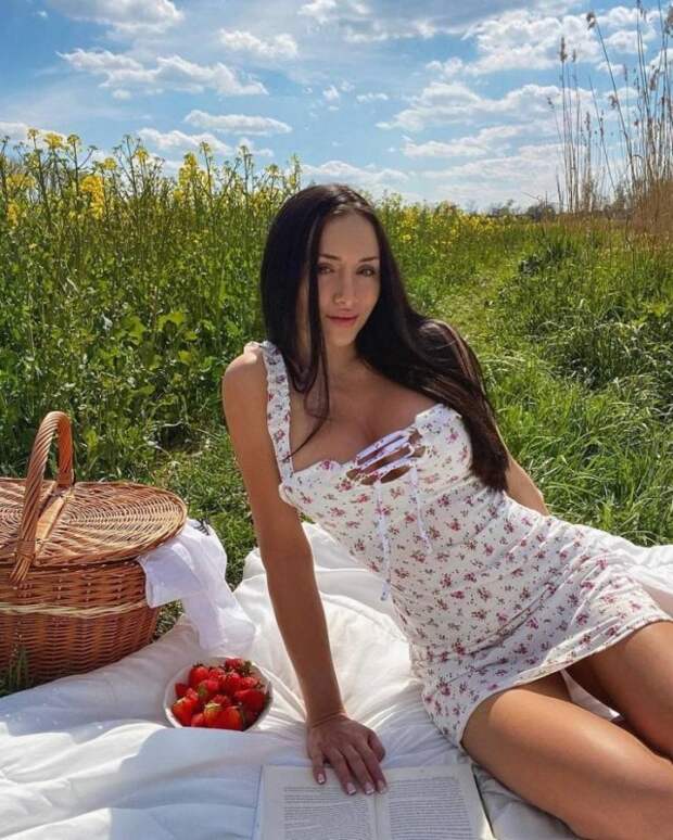 Девушки в легких летних платьях