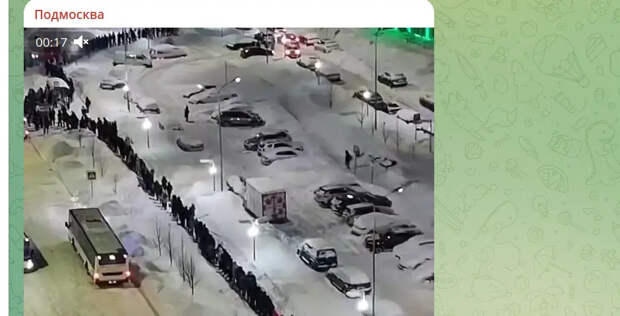 Жители Подмосковья стоят по 40 минут в очереди на автобус в 20 градусов мороза