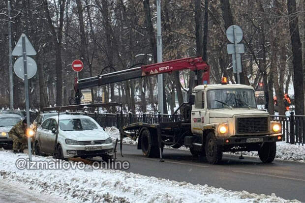 В Москве при уборке снега переставили автомобили под знак "Остановка запрещена"