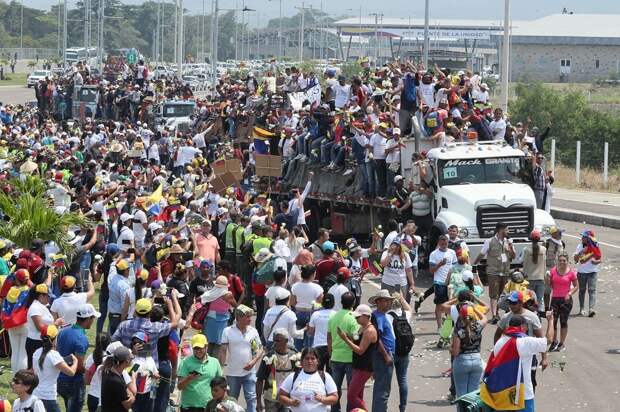 Граждане Венесуэлы едут на грузовиках в Кукуте, Колумбия, к границе, 23 февраля 2019 года..jpg